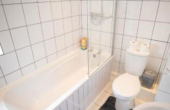 Crystal House Flat 3 - free private parking - metro - Foto 4