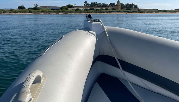 Desde la lancha contemplaremos preciosos paisajes