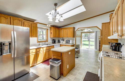 Waterfront Family Home with Yard on Portage Lake - Foto 7