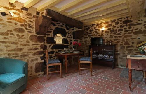 Maison historique du 15ème siècle avec jardin à La Carneille - FR-1-497-135 - Foto 9