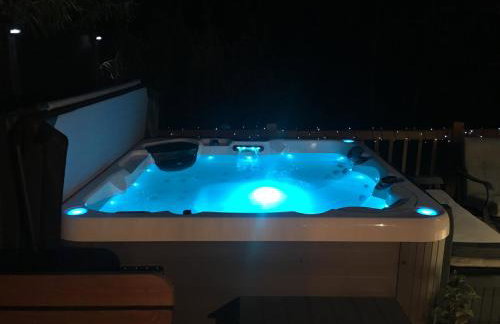 Logi-Bear Lodge with Hot Tub - Photo 15