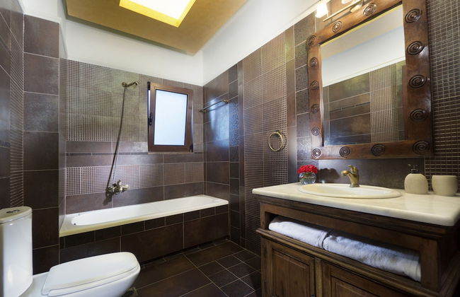 Private Polished Mansion w Private Pool Jacuzzi - Photo 21