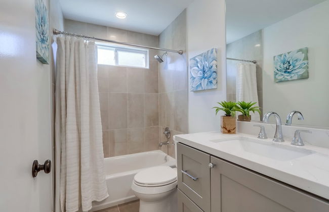 Gorgeous Upgraded 5 Bedroom & 3 Bath Home with pool - Photo 32