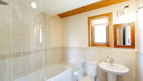 Copper Beech Lodge with Hot Tub - Foto 5, Shower