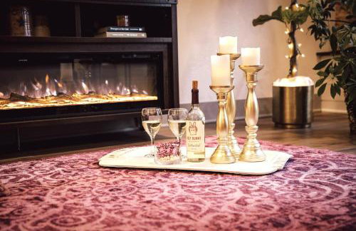 Private Boutique Getaway - Fireplace & Soaking Tub - Downtown Loft - by Cross-Key Vacation Rentals - Foto 2