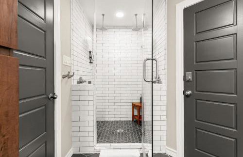 Lux 5BR gem with Heated Pool, SPA, and Outdoor Movie Theater - Foto 23