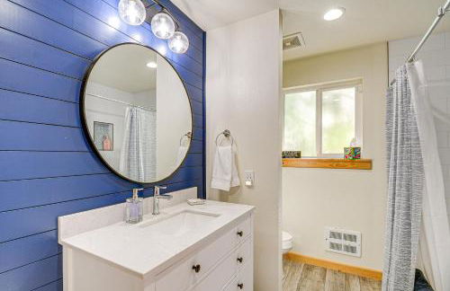 Port Orchard Lakefront Cabin with Fire Pit and Grill! - Foto 16