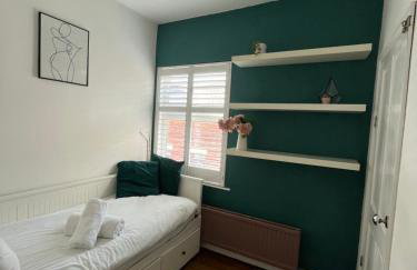 Hoole House- Recently decorated, bright and modern 2 bedroom house, close to Chester train station and the City Centre - Photo 26