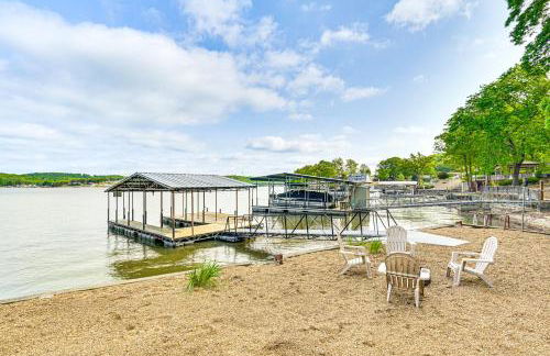 Beach and Dock! Lakefront Ozarks A-Frame Retreat - Foto 32