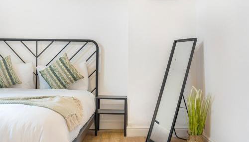 4BR House By Astra Residences Short Lets & Serviced Accommodation Stanley With Free Parking & Instant Booking - Foto 5