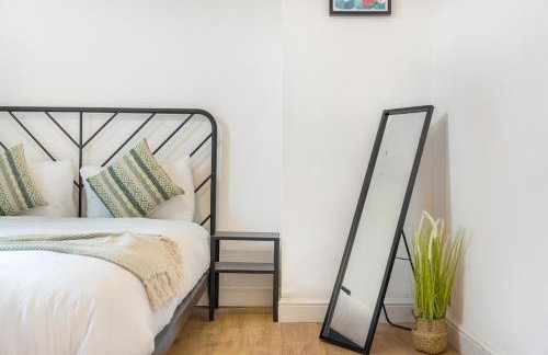 4BR House By Astra Residences Short Lets & Serviced Accommodation Stanley With Free Parking & Instant Booking - Foto 5