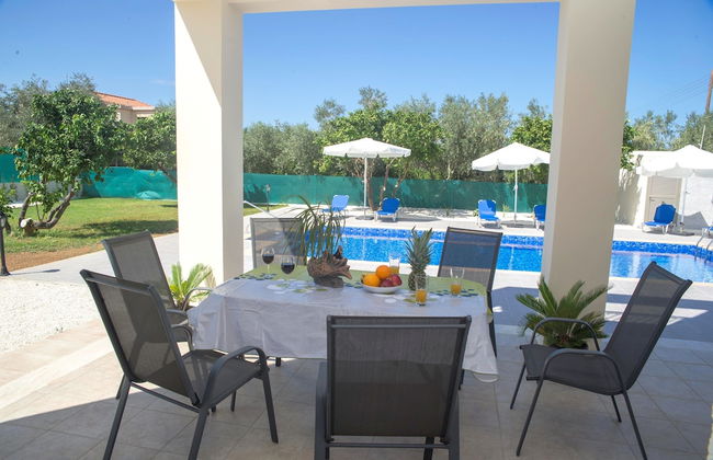 Stunning new Beach Front Villa,1st Line to the Beach, Large Pool, Wonderful Area - Foto 27