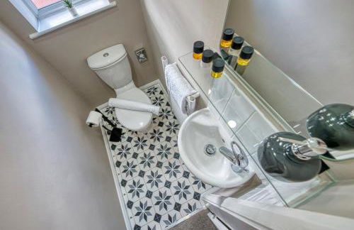 Elegant 5 Bed House - Sleeps 9, Central Solihull, NEC, JLR, HS2, Resorts World, Airport Business and Leisure Stays, - Foto 38