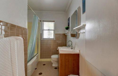 Shark Shack large house minutes to the beach - Photo 12