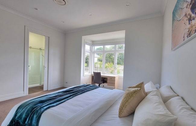 Cheerful 5 - Bedroom Home - Free Parking - Foto 12