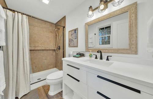 HUGE Modern Family Home- Modern, Fully Stocked, Weekly Savings - Foto 18