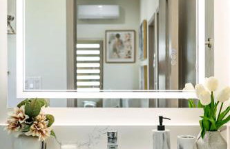 Cozy Modern Home w Full Kitchen & Parking - Foto 22