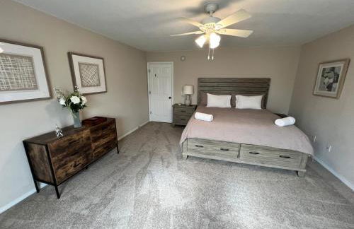 Family Fun! Sleeps 8, King Bed, 2 Queens, and Sofa Bed, Games - in Rogers - Foto 14