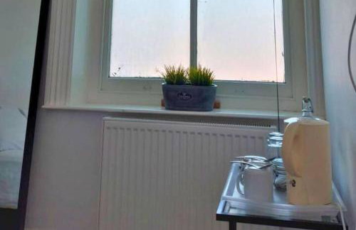 Large 2 Bedroom City Centre Apartment + Parking - Photo 32