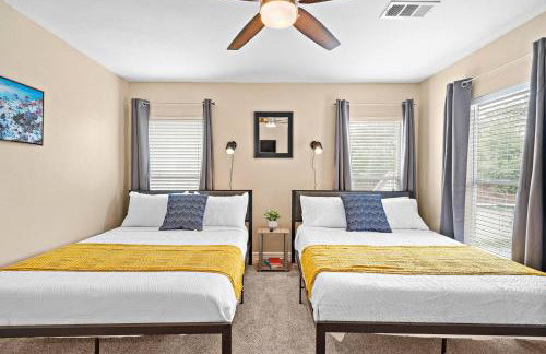 Nr DT, Med Center, Midtown Sleeps 16 Game Room - Photo 21