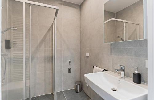 Family and Friends Worms - Photo 9