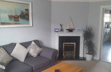 WELCOMEHOUSE close to east beach, shops, restaurants and RAF base - Foto 6