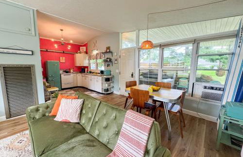 Mid-Century Modern Themed Home with Outdoor Hot Tub - Foto 7