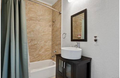 Experience Serenity in a 4BR3BA Downtown Home - Foto 14