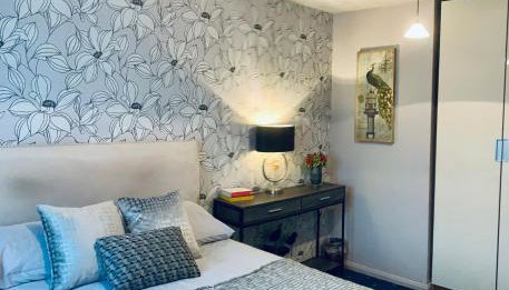 The Lake House, Woking - Photo 2