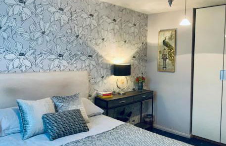 The Lake House, Woking - Photo 2