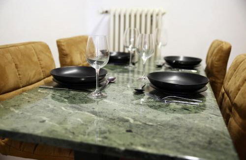 BAT Home Solutions Trier-Euren - alles was ein Hotel nicht bietet - 35 qm Ferienwohnung, Heimkino, Wallbox, Küche für 4 Personen - Foto 4