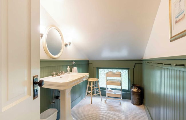 Private Beach Access + Water Views! Sleeps 18, Historic 6bdr Farmhouse w/ Deck - Foto 27