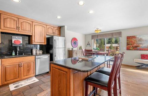 Golf Course View Condo Walk to Town & Pools - Foto 25