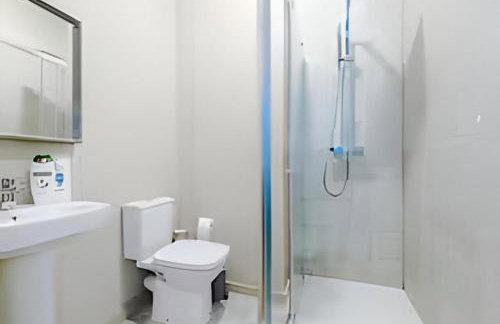 1 Bedroom Apartment in Wigan Town Centre With Free Parking, by Short Term Digs Short Lets & Serviced Accommodation - Foto 5