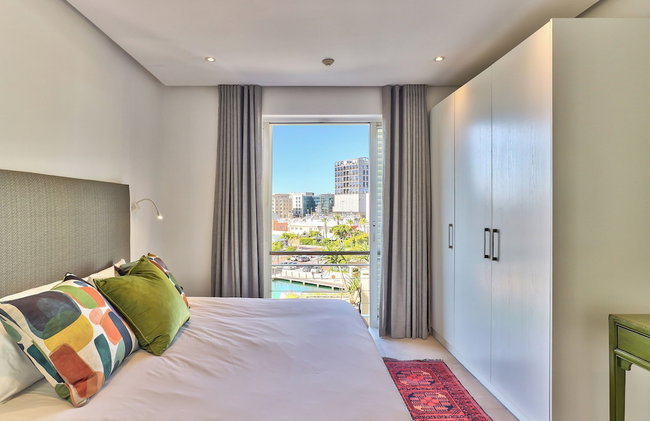 Luxury Three Bedroom Apartment - Fully Furnished and Equipped - Photo 3