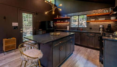 Modern Forest Cabin with Hot Tub, Screened Porch & Resort Access Near Hedgesville, WV - Foto 3