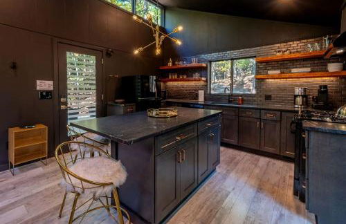 Modern Forest Cabin with Hot Tub, Screened Porch & Resort Access Near Hedgesville, WV - Foto 3