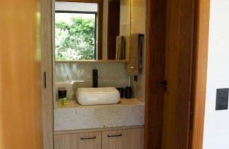 Refúgio na Lapinha com dois chalés, ideais para casal, família ou pequeno grupo de amigos, com acesso privativo à lagoa, caiaques e quadra de beach tennis - Foto 35