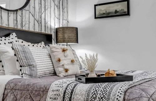 Fourth House - Eclectic and fun 1BR in SPR - Photo 15