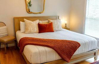 Waterfront Retreat with Spectacular Interior, Jacuzzi and Game Room in NC - Foto 24