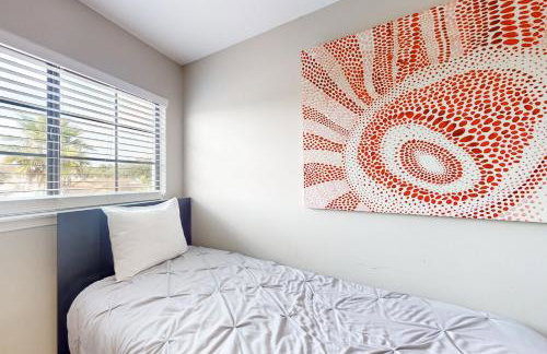 Cozy Spacious Home with Private Backyard and Patio, near shopping - Foto 16