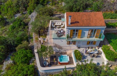 Uniquely designed Villa Ivana with outdoor Jacuzzi nearby the pebble Banje beach at the Island of Solta - Photo 28