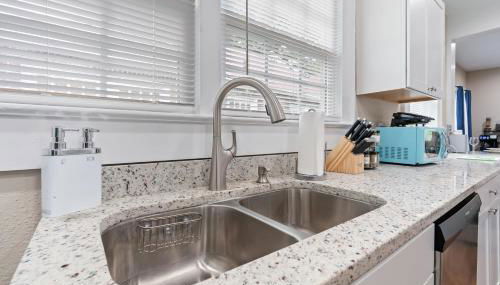 Bungalow Retreat! - Photo 3