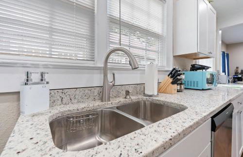 Bungalow Retreat! - Photo 3