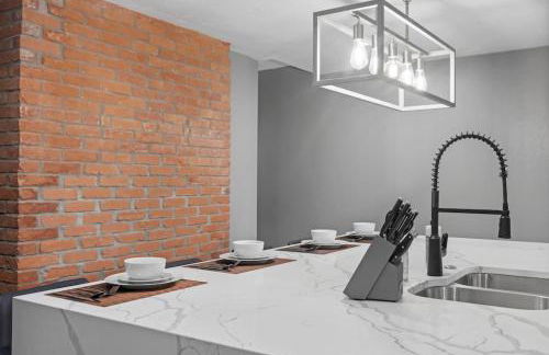 Upscale 2 Story Apartment with 8 beds and Free Parking, walkable to S Highland ave - Foto 9