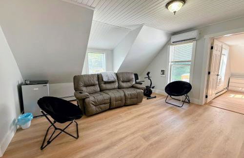 91M Renovated Bethlehem home with hot tub, firepit, large yard, walk to restaurants - Photo 15