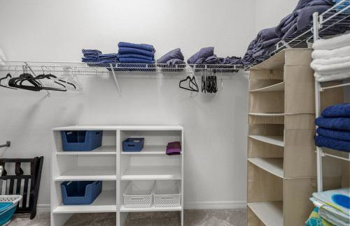 Luxe 2BR in The Villages, Mins to Eastport Town Square With Patio and Kingbed - Foto 15