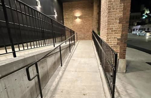 River North Private Balcony With In and Out Parking - Foto 49