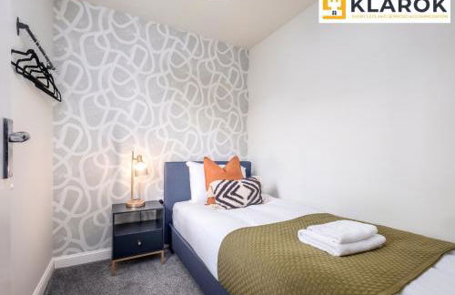 Four Bedroom Semi Detached House By Klarok Accommodation Peterborough With Free Parking & Garden - Foto 12