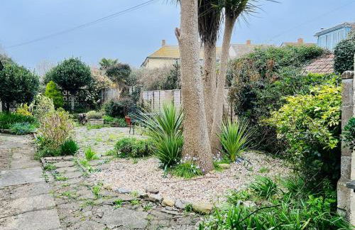 Fantastic Value Beautiful Cottage Close to the Sea Great Interior and Space - Photo 2